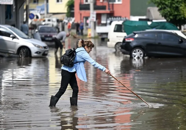İzmir’i yine sel vurdu vatandaş isyan etti: ‘Belediyenin sorumsuzluğu, biz mağdur oluyoruz’