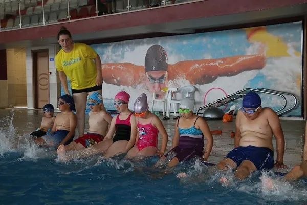 erzincan-olimpik-yuzme-havuzunda-yaz-kurslari-devam-ediyor-1722417766299.jpg