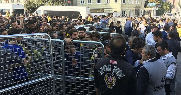 Fenerbahçeli taraftarlar polis bariyerlerini yıktı!