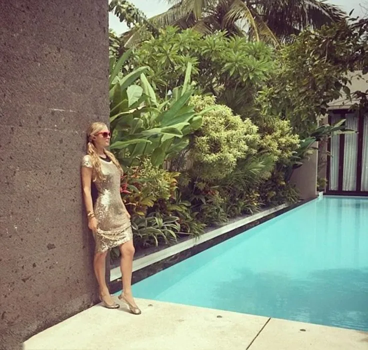 Paris Hilton tatilinin her anını hayranlarıyla paylaşıyor