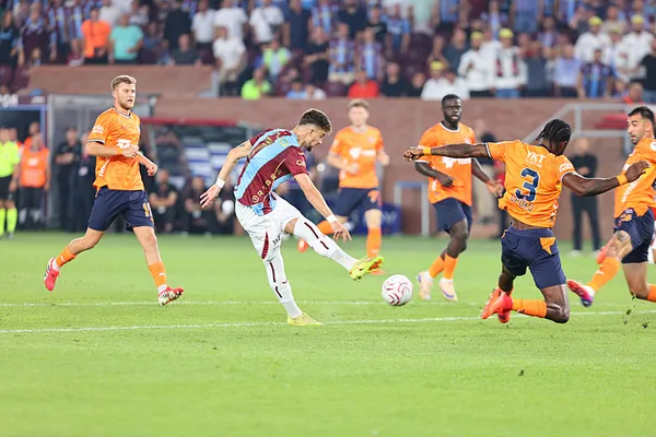 canli-super-ligde-trabzonspor-basaksehir-maci-goller-pes-pese-penalti-karari-1787503925706.jpeg