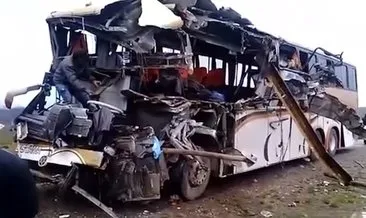İki otobüs kafa kafaya çarpıştı: 22 kişi can verdi