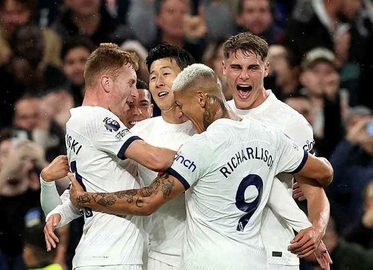 tottenham-fulhami-2-0-yenerek-liderligi-devraldi-postecoglu-sov-devam-ediyor-1698101131757.jpg
