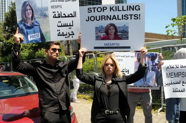 Gazeteci Şirin Ebu Akile’nin İsrail tarafından öldürülmesi konsolosluk önünde protesto edildi