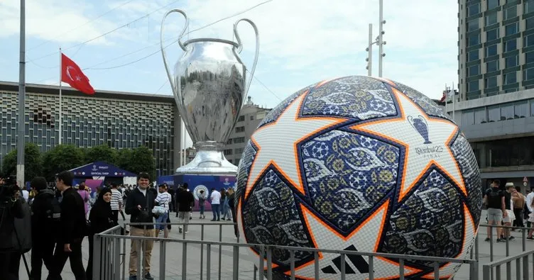 Şampiyonlar Ligi finali öncesinde taraftarlar Taksim’e yerleştirilen UEFA’nın dev kupasına yoğun ilgi gösterdi