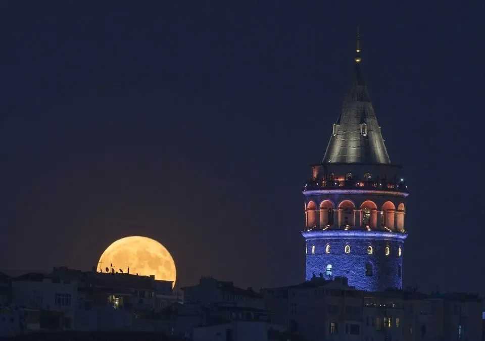 Ay Isiginda Istanbul Galeri Yasam