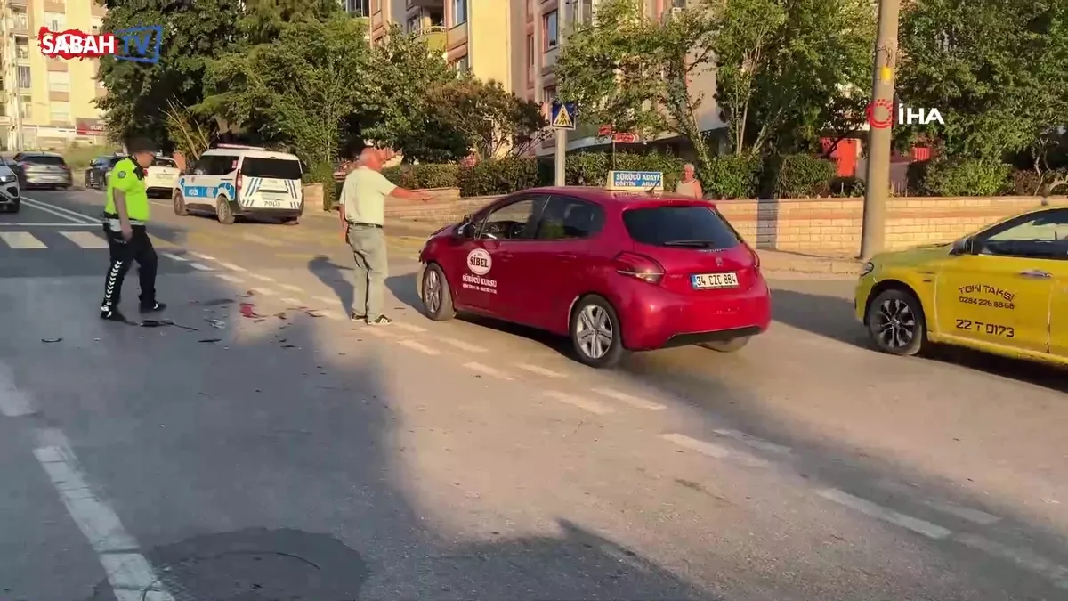 Otomobille çarpışıp savrulan motosiklet başka bir araca çarptı: 2 yaralı videosunu izle Otomobille çarpışıp savrulan motosiklet başka bir araca çarptı: 2 yaralı videosunu izle