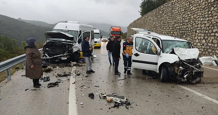 Bursa’da feci kaza: Yolcu minibüsü ticari araçla çarpıştı! 1 ölü, 10 yaralı...