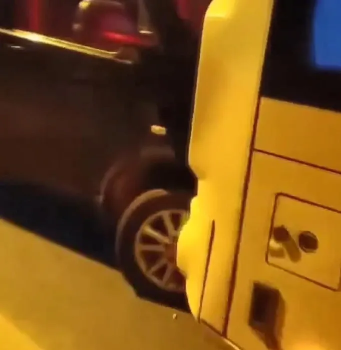 İETT şoförü bir araca çarparak kaçtı: Otomobil sürücüsü kaçan şoförü yakalamak isterken ölümden döndü!