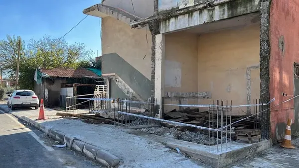 depremde-esini-ve-kizini-kaybetmisti-beton-altinda-kalarak-can-veren-isci-hatayda-topraga-verildi-1793447697343.jpg