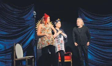 Kendi hayatını sahneliyor