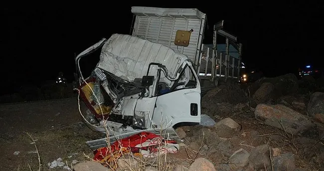 Kamyonlar kafa kafaya çarpıştı: 3 ölü, 1 yaralı - - En Son Haber