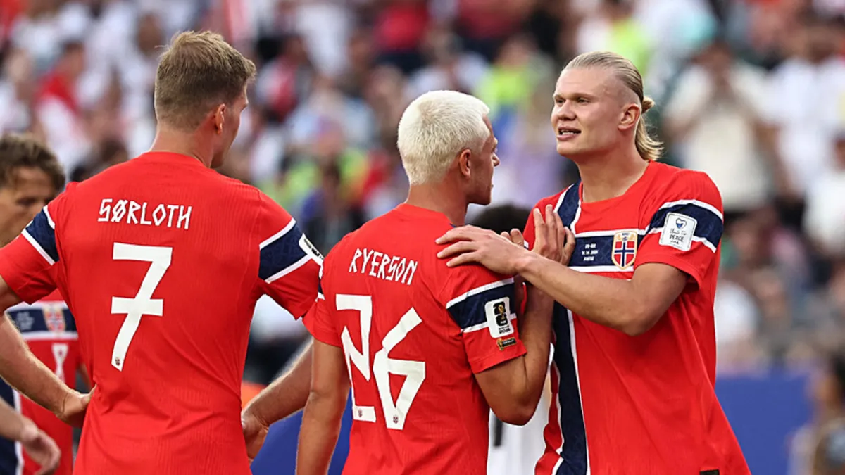 Norveçli futbolcu Erling Haaland top sürerken