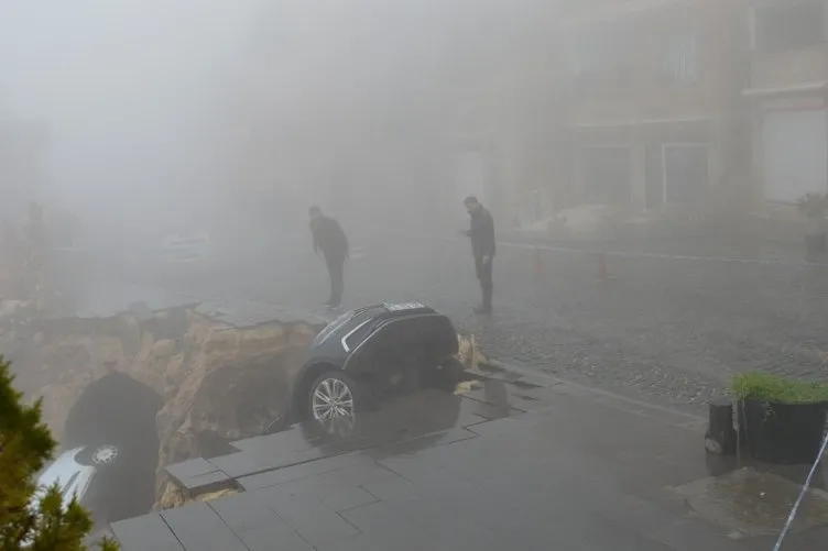 Mardin’de yol çöktü: 2 araç evin avlusuna düştü!