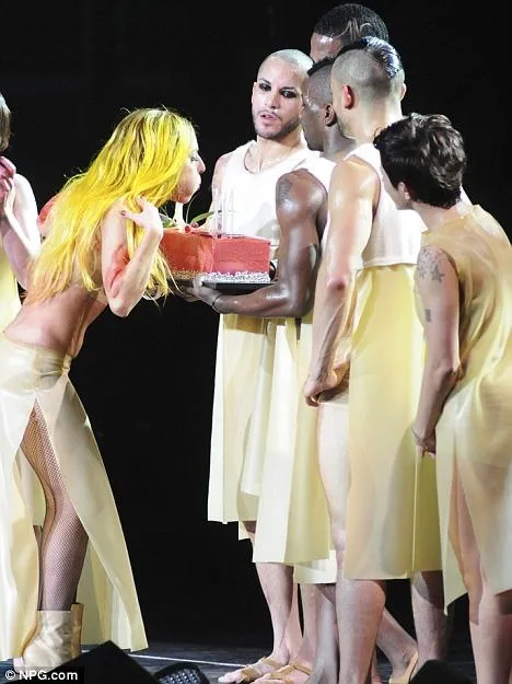 Lady Gaga’nın 25. yaş günü kanla kutladı