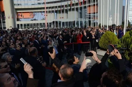 Filistin Bayrağı alkışlarla göndere çekildi