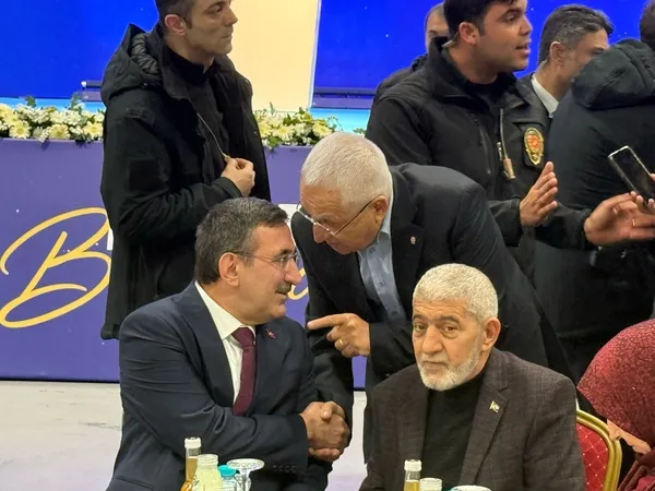 cumhurbaskani-yardimcisi-cevdet-yilmaz-ve-istanbul-valisi-davut-gul-sehit-aileleri-ve-gazilerle-iftarda-bir-ar-1742322802848.jpg