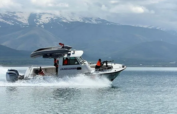Jandarma Komutanlığı kaçak avcılara göz açtırmamak için hem kıyıda hem gölde nöbette!