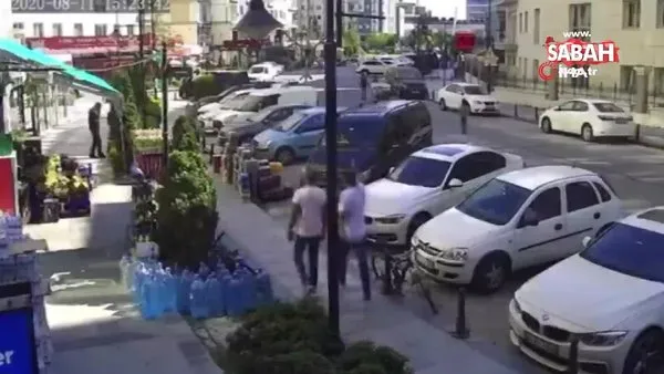 Son Dakika | İstanbul'da sokak köpeği saldırısından kaçan çocuğa araba çarpma anı kamerada | Video