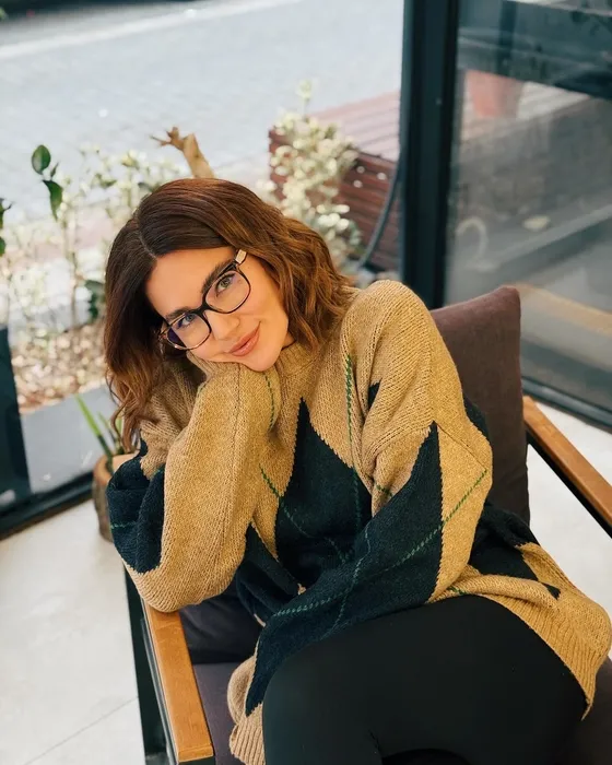 Türkücü kocasının izinden gidiyor! Alişan’ın biricik eşi Buse Varol sazı eline aldığı gibi... ’Yeni mesleğin hayırlı olsun’