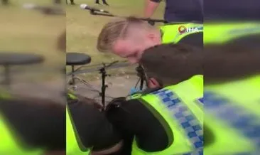 İngiltere’de polis şiddeti kamerada! Defalarca ’Üzgünüm’ diye bağırdı