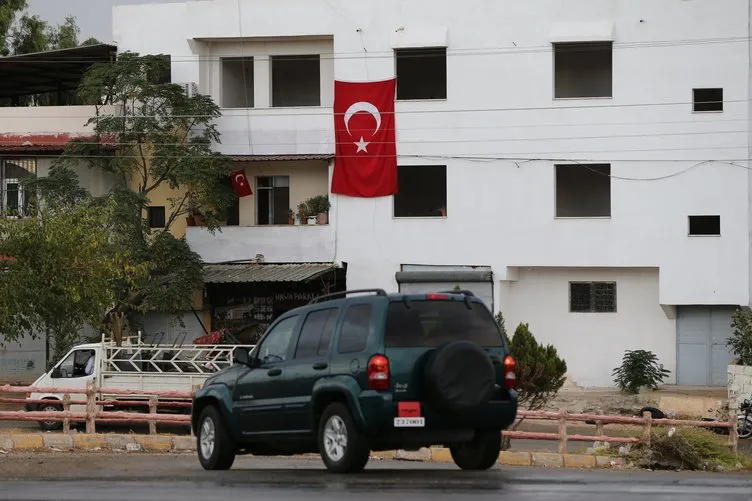 Suriye sınırındaki evlere Türk bayrağı asıldı!