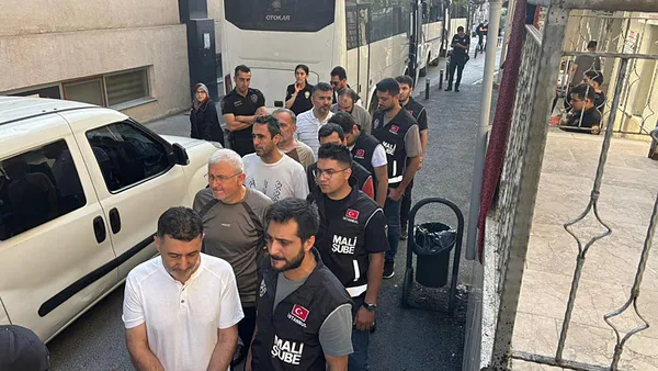 son-dakika-fetonun-finans-yapilanmasina-operasyon-hakmar-yonetim-kurulu-baskani-zeki-doruk-tutuklandi-1752849708360.jpg Son Dakika | FETÖ'nün finans yapılanmasına operasyon: HAKMAR Yönetim Kurulu Başkanı Zeki Doruk tutuklandı