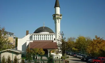 Almanya’da çirkin provokasyon! Cami kapısına domuz kafası astılar