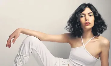 Annesinin izinden gidiyor