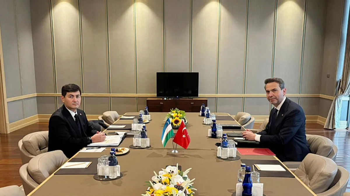 Bakan Bayraktar, Özbek mevkidaşı ile bir araya geldi Bakan Bayraktar, Özbek mevkidaşı ile bir araya geldi