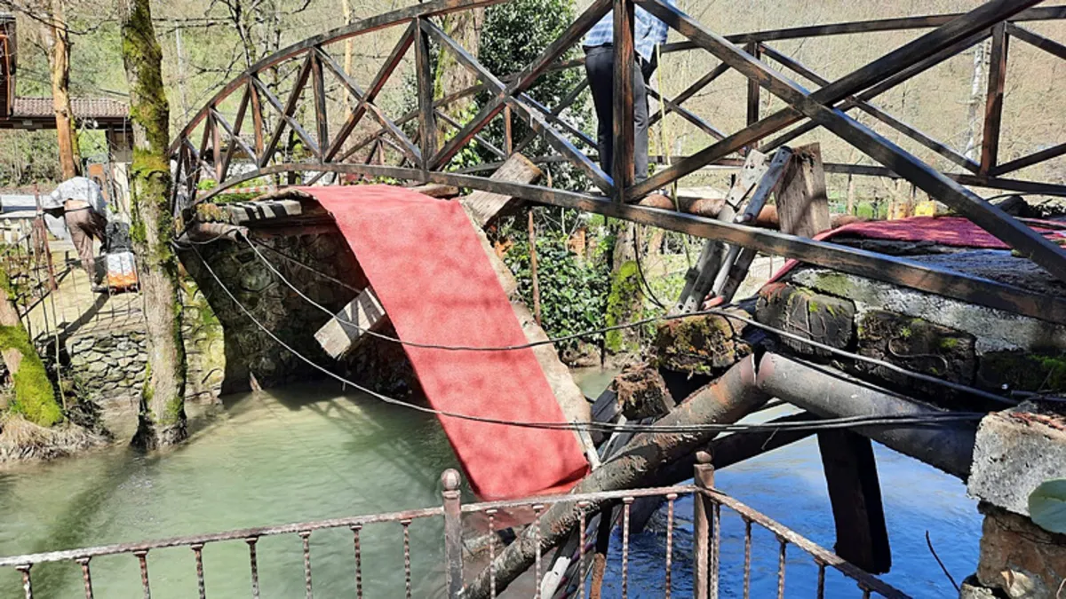 Sakarya’da dere üzerindeki asma köprü çöktü: 2 yaralı Sakarya’da dere üzerindeki asma köprü çöktü: 2 yaralı
