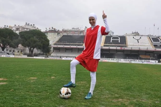 Türkiye’nin ilk başörtülü futbolcusu sahaya çıktı