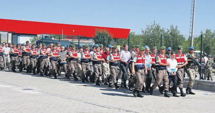 Darbeci general kendisini ele verdi