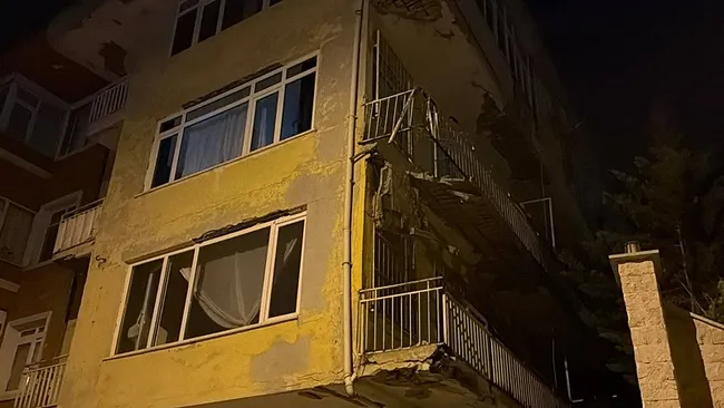 uskudarda-4-katli-binanin-balkonunda-kismi-cokme-meydana-geldi-1784860447598.jpeg