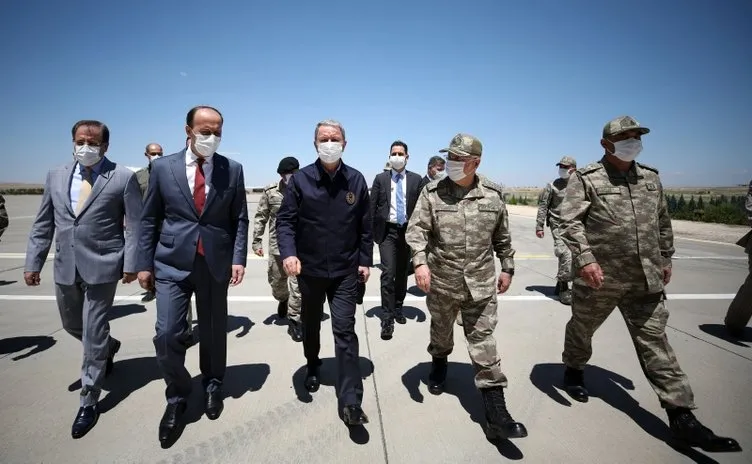 Milli Savunma Bakanı Hulusi Akar ve TSK komuta kademesi Suriye sınırında! Sıcak görüntüler...
