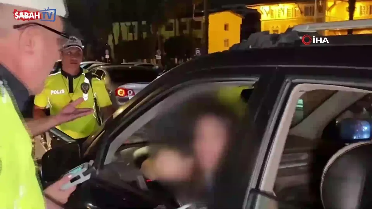 Polisi ezmeye çalıştığı iddia edilen yabancı uyruklu sürücü tutuklandı! videosunu izle Polisi ezmeye çalıştığı iddia edilen yabancı uyruklu sürücü tutuklandı! videosunu izle