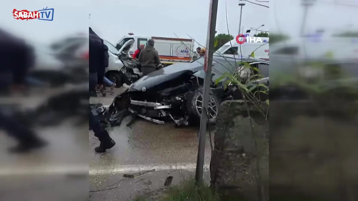 Bursa'da yağmur nedeniyle kayganlaşan yolda 5 araç birbirine girdi: 5 yaralı | Video