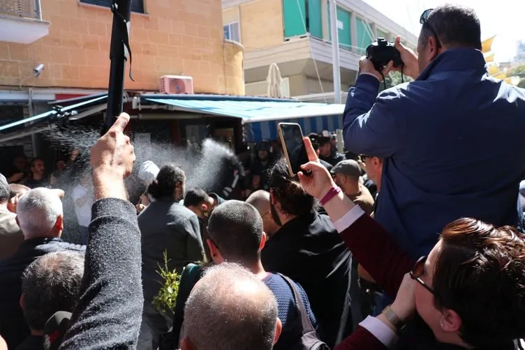 Fotoğraflar az önce servis edildi. Kıbrıs’ta sınır kapılarının kapatılmasına yönelik eylemde olaylar çıktı