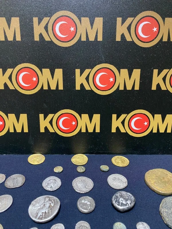 beykozda-tarihi-eser-operasyonu-402-sikke-ve-obje-ele-gecirildi-1789656560992.jpg