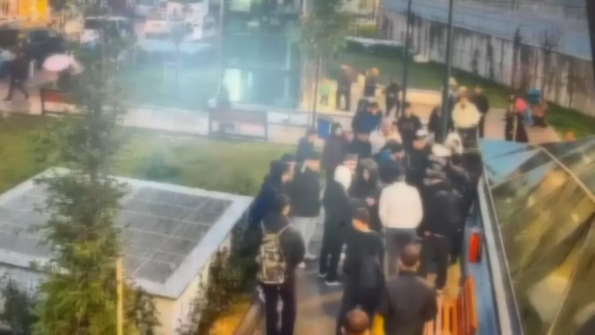 Bağcılar’da bıçaklanan gencin ailesini tehdit ettiği öne sürülen 3 zanlı tutuklandı… Skandal mesajları ortaya çıkmıştı… – Galeri Bağcılar’da bıçaklanan gencin ailesini tehdit ettiği öne sürülen 3 zanlı tutuklandı… Skandal mesajları ortaya çıkmıştı… – Galeri