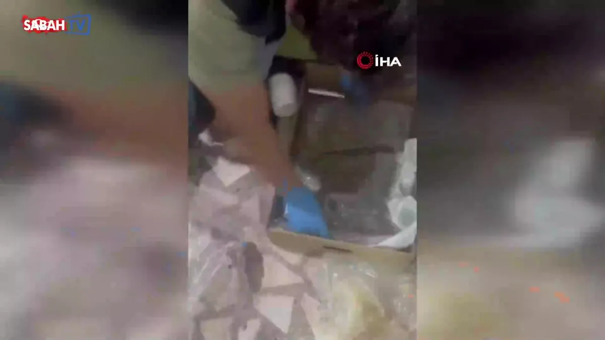 Bağcılar’da iş yerine uyuşturucu operasyonu: 1 kilo 740 gram esrar ele geçirildi | Video videosunu izle Bağcılar’da iş yerine uyuşturucu operasyonu: 1 kilo 740 gram esrar ele geçirildi | Video videosunu izle