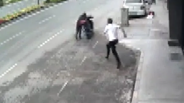 İzmir'de motosiklet çalarken yakalanan hırsıza feci dayak güvenlik kamerasında | Video