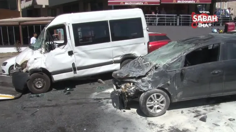 Ataşehir’de servis aracı ile otomobil kafa kafaya çarpıştı: 3 yaralı