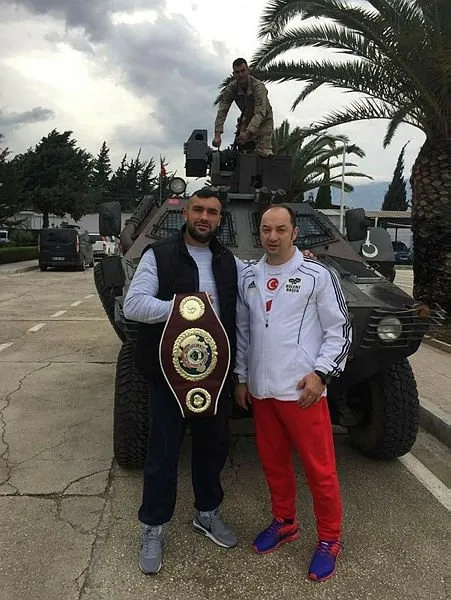 Boks şampiyonu Ali Eren Demirezen Suriye sınırındaki askerleri ziyaret etti