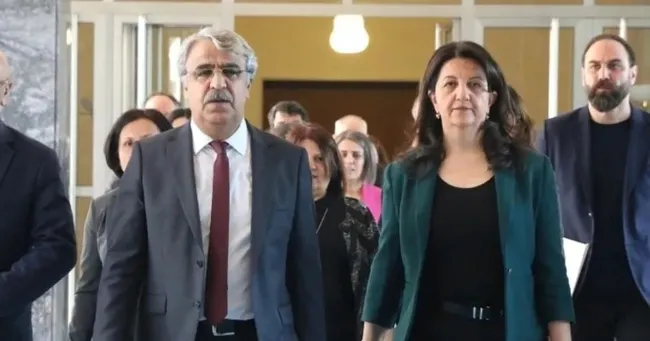 dem-parti-imrali-heyetinden-iki-randevu-talebi-gorusmeler-bu-hafta-olabilir-1765786155709.jpeg DEM Parti İmralı Heyeti'nden iki randevu talebi: Görüşmeler bu hafta olabilir