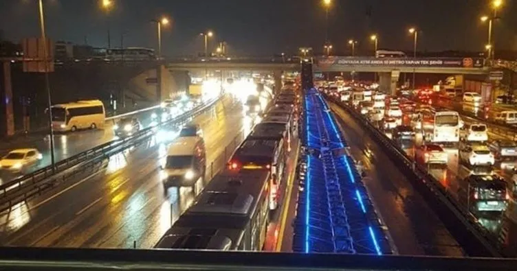 İstanbul’un ulaşım çilesi bitmiyor! Araç arızalandı, vatandaşlar yollara taştı!