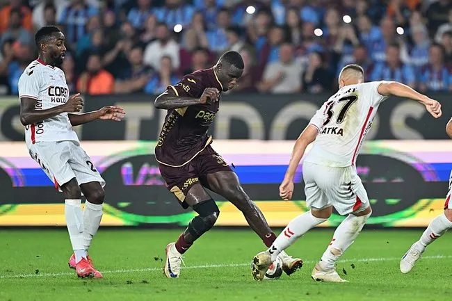 trabzonsporun-fenerbahce-macinda-en-buyuk-gol-umidi-onuachu-1757495367623.jpg