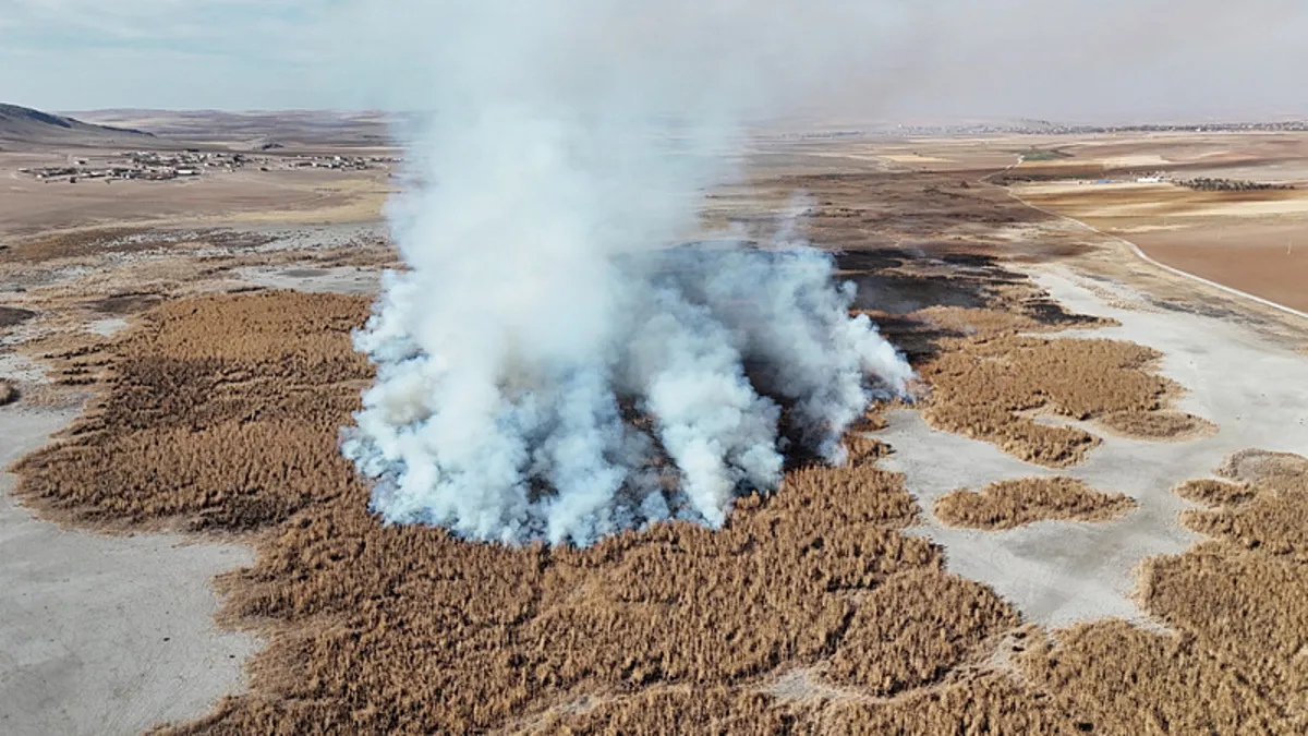 Konya'daki Gökgöl sazlıkları 2 gündür yanıyor Konya'daki Gökgöl sazlıkları 2 gündür yanıyor