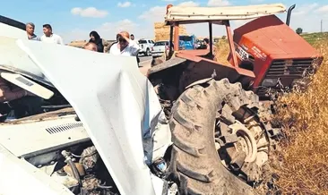 Traktöre çarpan otomobil mezara döndü