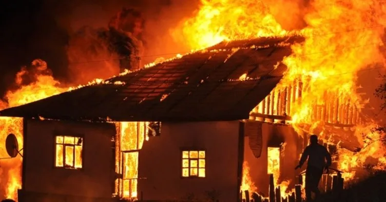 Erzincan’da yangın: 1 mescit ile 15 ev yandı